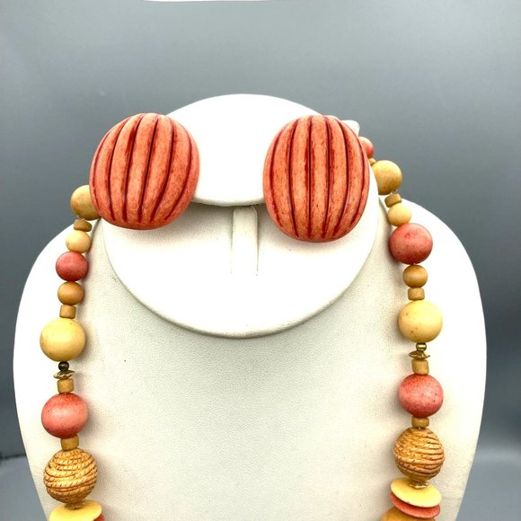 Vintage Beige and Coral Beaded Parure, Resin Necklace and Matching Stud Earrings - Picture 5 of 9